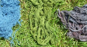 Indigo-Färbungen: Links auf ungebleichter Wolle, Mitte über Birkenblättern, Rechts über Krapp